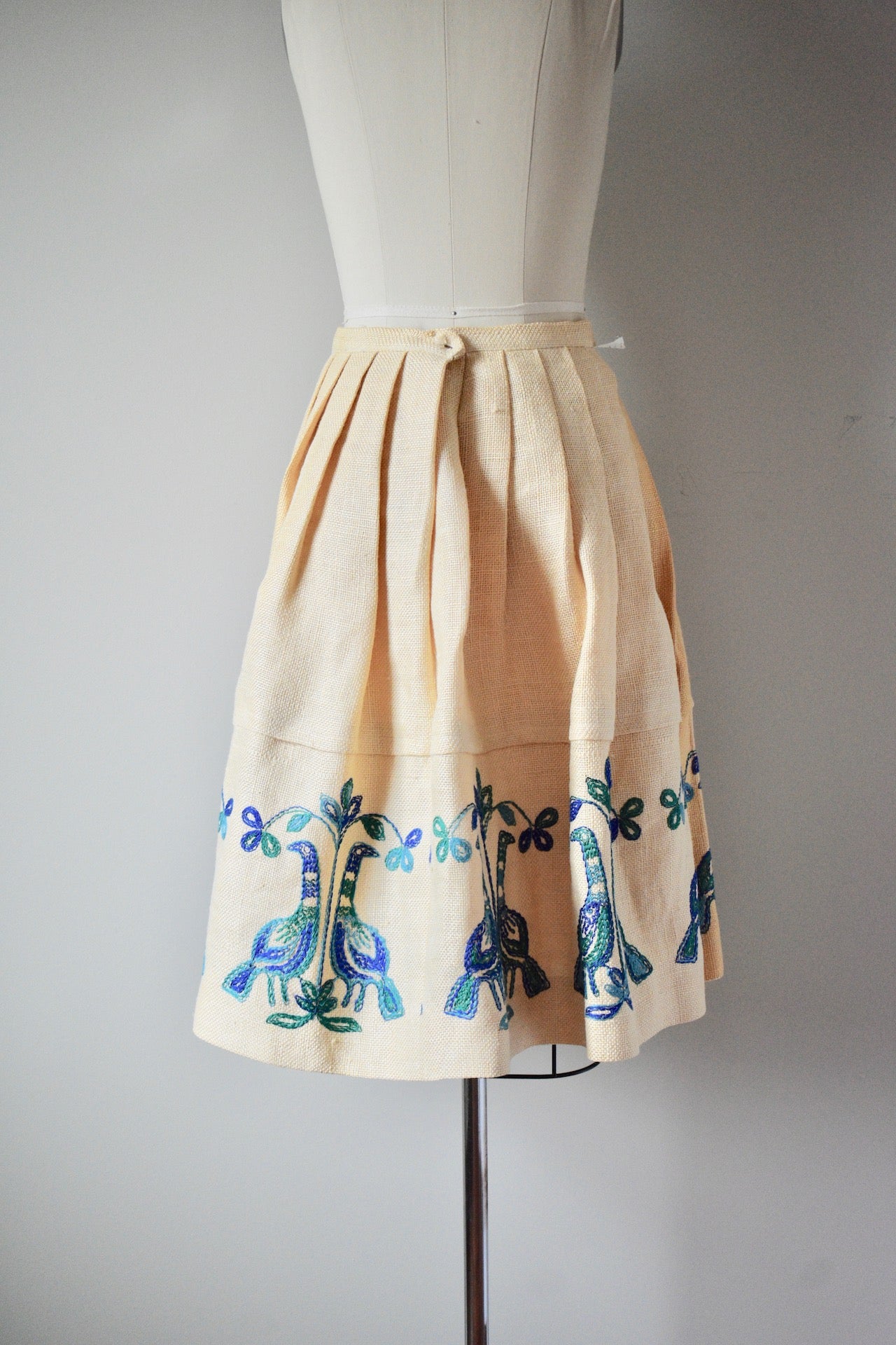 1940s-1950s Loomtog by Jeanne Campbell Beige Burlap Peacock Skirt ...