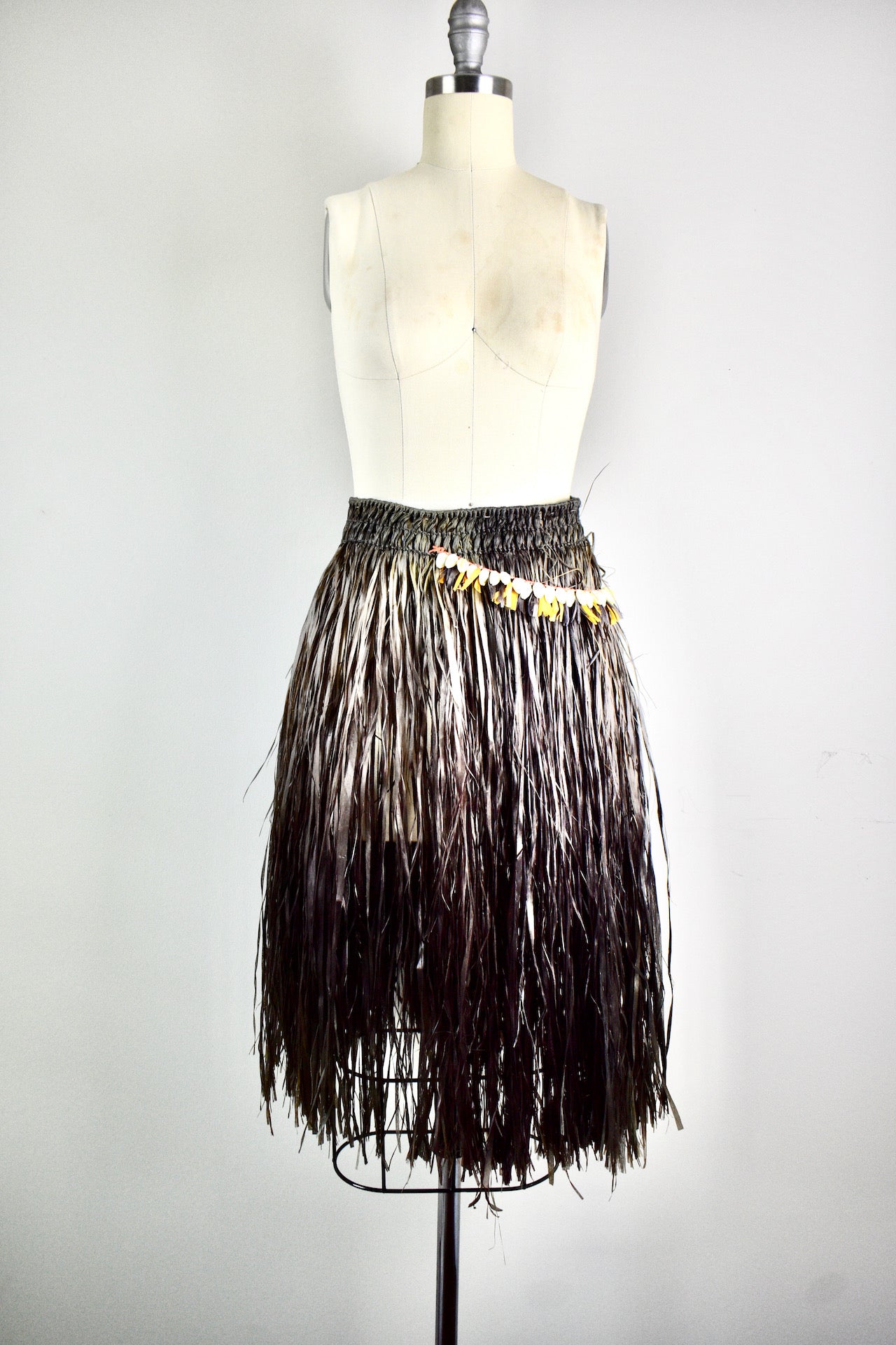 Vintage 1950s Handmade Dark Brown Hawaiian Grass Skirt – Vintage ...